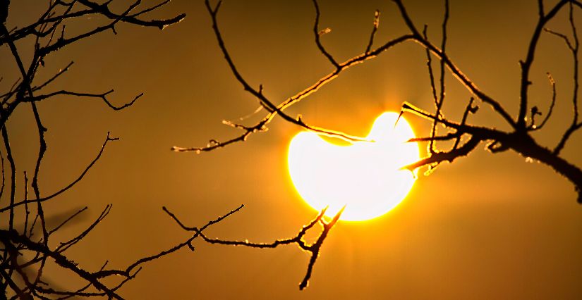 ÉCLIPSE SOLAIRE PARTIELLE