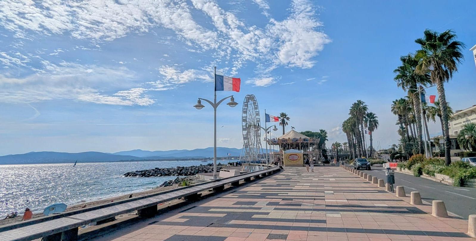 Balade sur la promenade du bord de mer de Saint-Raphaël - accessible en poussette