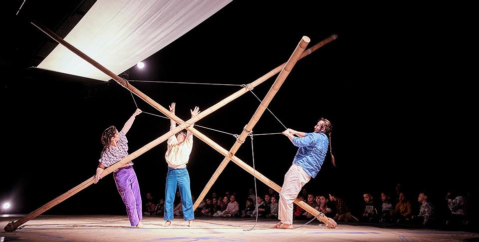 entre les lignes spectacle de cirque jeune public Théâtre de la licorne " Entre les lignes" au Théâtre de la Licorne à Cannes