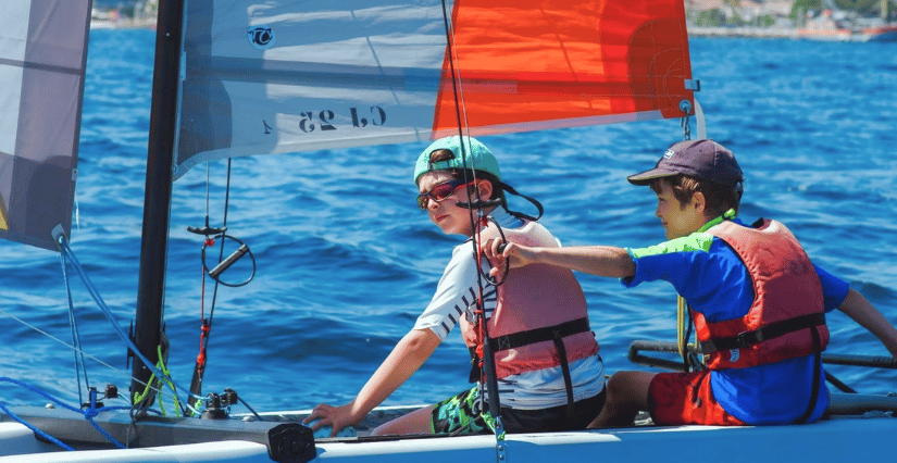 Stages de voile enfants à Cannes : cap sur les vacances d'été aux bases nautiques du Mourre Rouge et du Béal