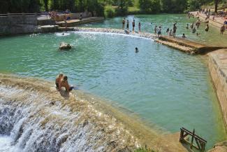 Piscine naturelle à Salernes, un joyau rafraîchissant dans le Var
