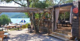 La Cabane du Pré Claou à Montauroux : déjeuner, transats et activités nautiques au lac de Saint-Cassien